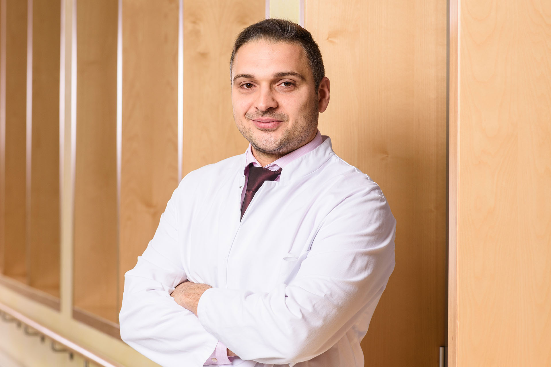 Portrait von Herrn Dr. med. Evangelos Georgomanos, Leitender Oberarzt der Klinik für Orthopädie in den DR. ERLER KLINIKEN.