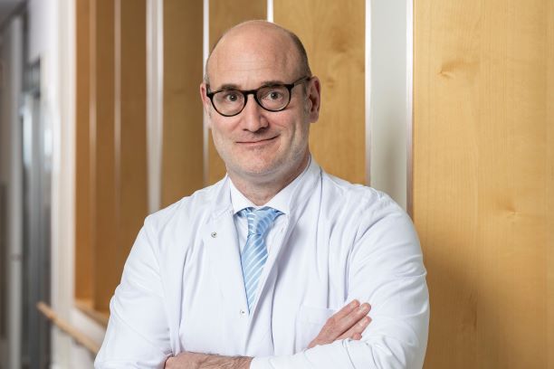 Portrait von Herrn Dr. med. Kurt Wiendieck, Chefarzt der Klinik für Wirbelsäulentherapie und stellvertretender Ärztlicher Direktor in den DR. ERLER KLINIKEN. 