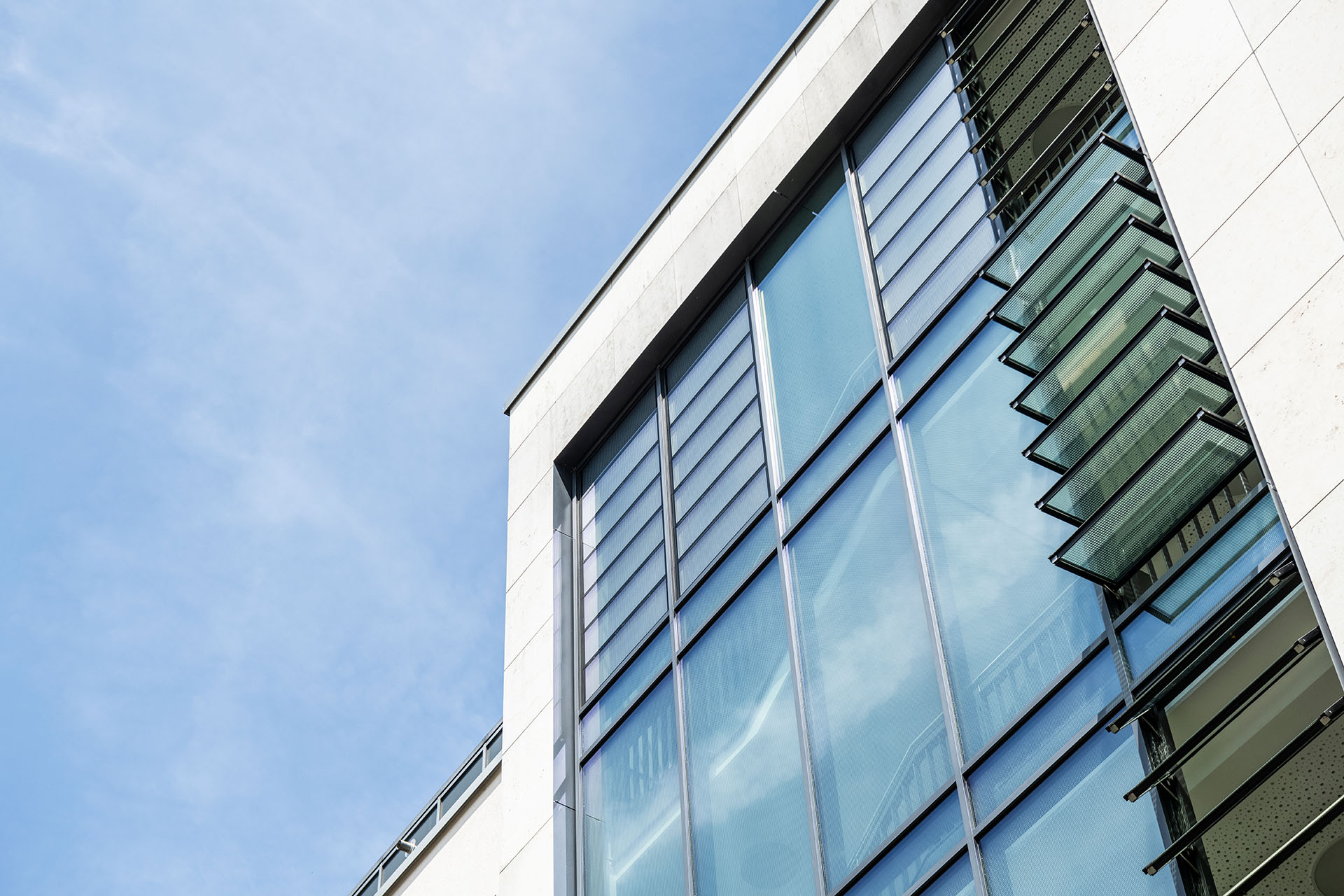 Klinik-Gebäude mit Blick in den Himmel.