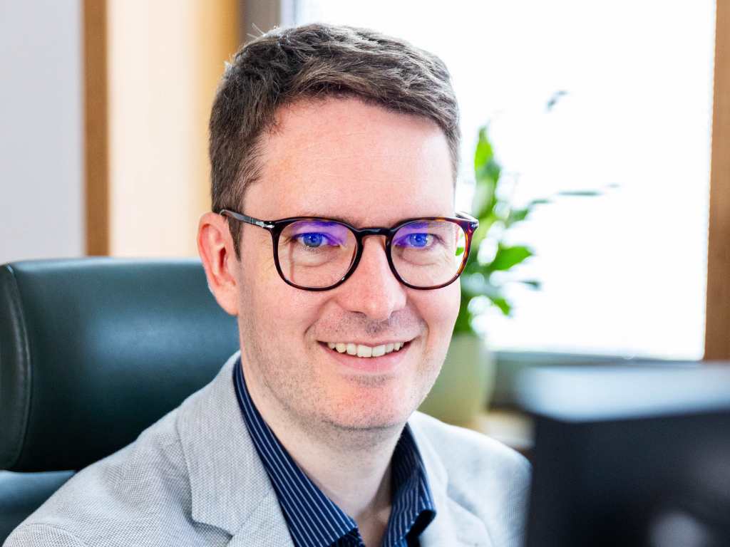 Herr Kay Kandert, Pflegedienstleitung der DR. ERLER KLINIKEN bei der Arbeit.