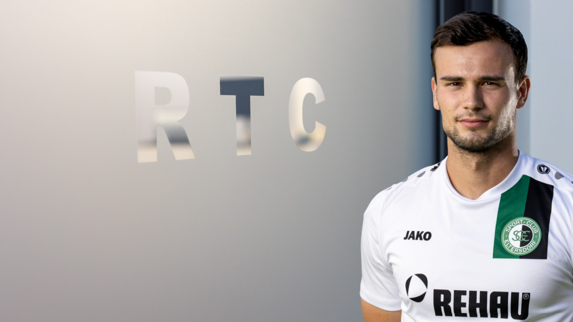 Ein Sportler vor den Türen des RTC "Return to Competition" der DR. ERLER SPORTS. 