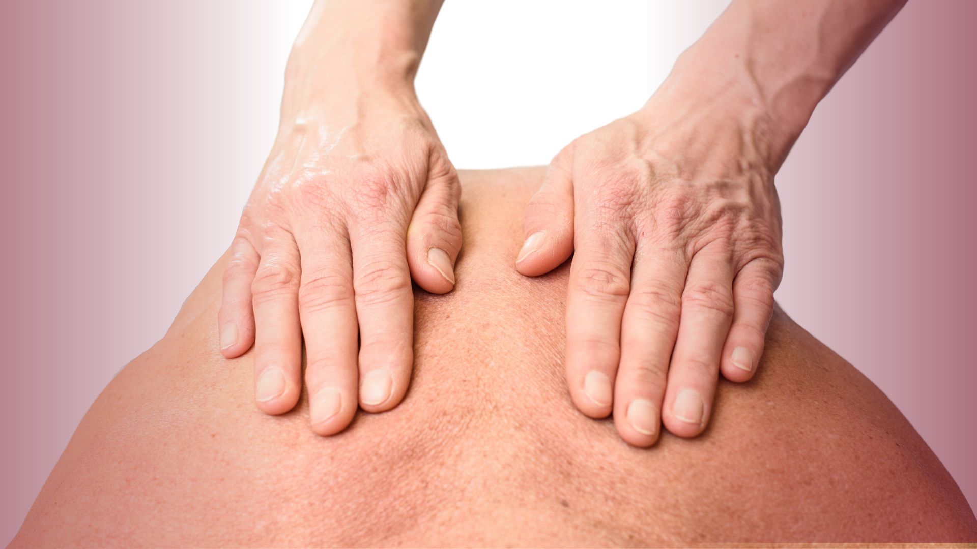 Ein Therapeut massiert einer Person den Rücken.