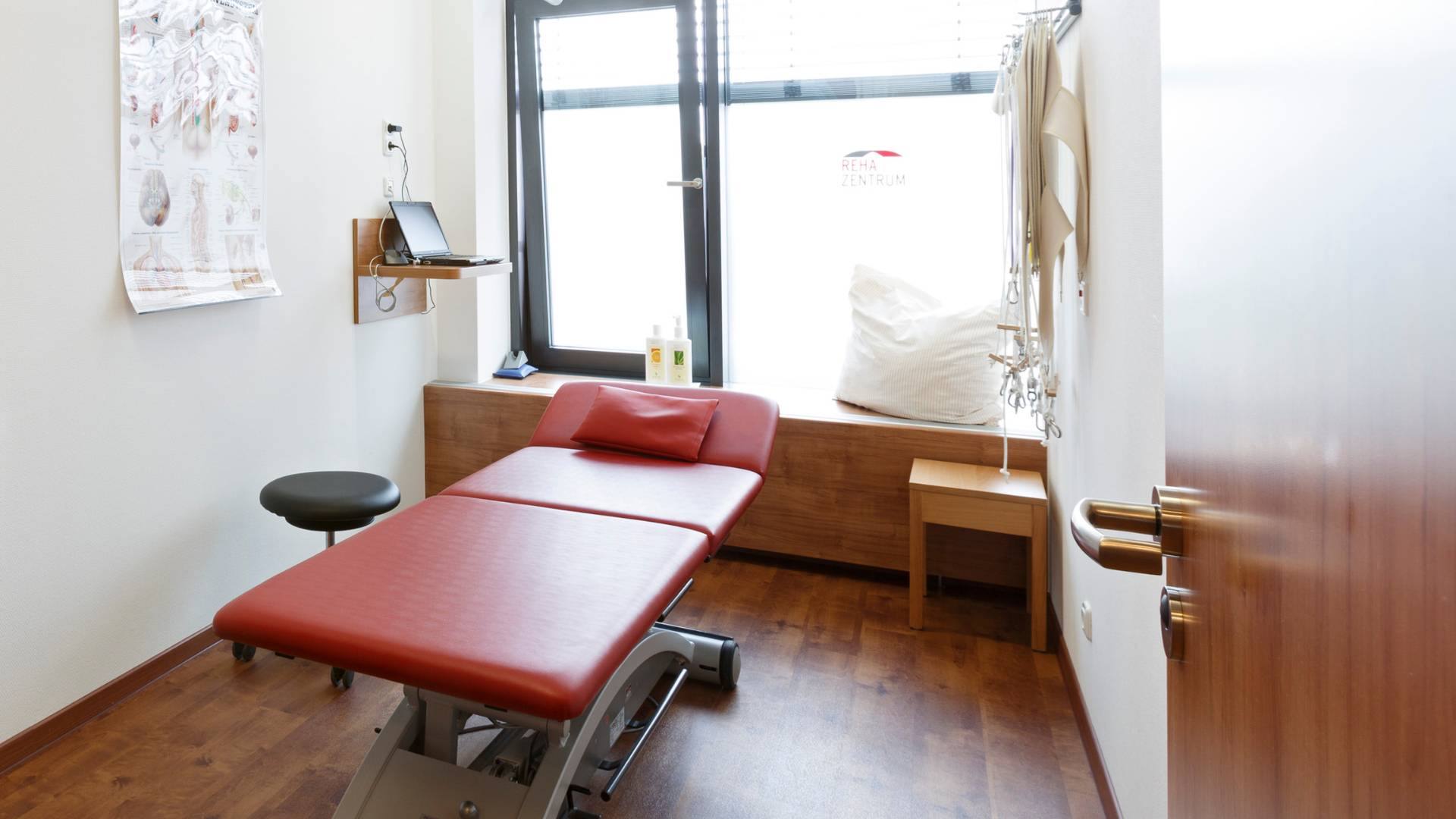 Eine Behandlungsliege in einem Therapieraum der DR. ERLER REHA.