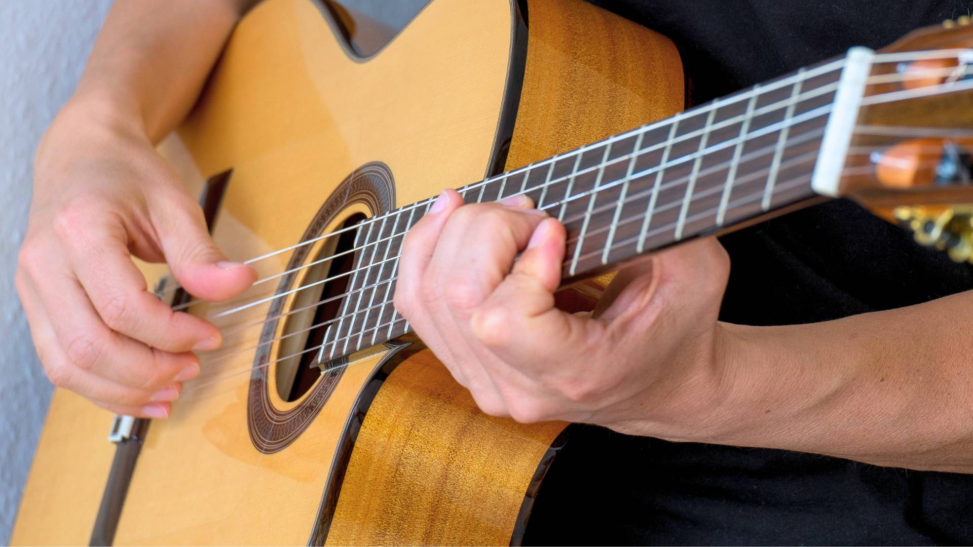 Ein Mann beim Gitarre spielen. 