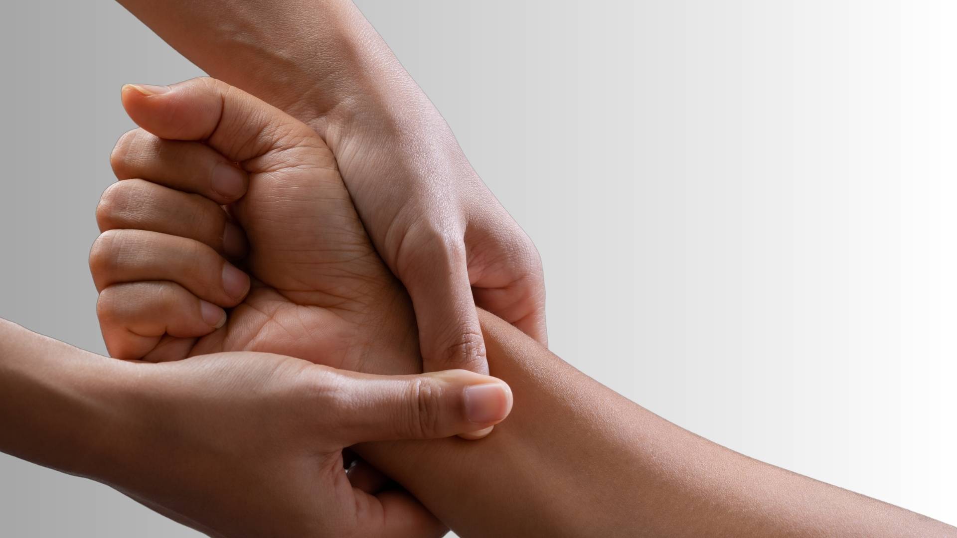 Ein Therapeut untersucht das Handgelenk eines Musikers.