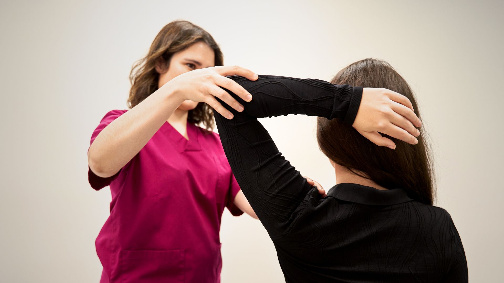 Eine Therapeutin bei der Behandlung einer Patientin. 