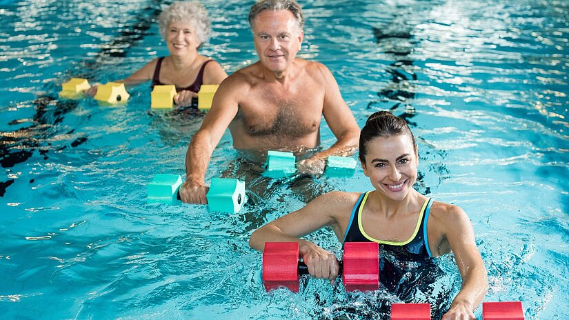Drei Personen bei unserem Aqua-Fitness Kursprogramm "Aqua-Boxing".