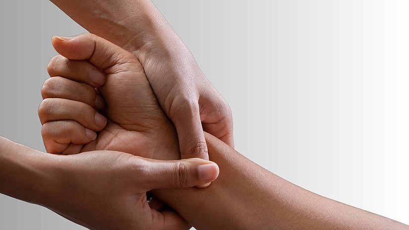 Ein Therapeut untersucht das Handgelenk eines Musikers.