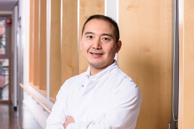 Dr. med. Weidong Wu Portrait von Herrn Dr. med. Weidong Wu, Leitender Oberarzt der Klinik für Wirbelsäulentherapie in den DR. ERLER KLINIKEN.
