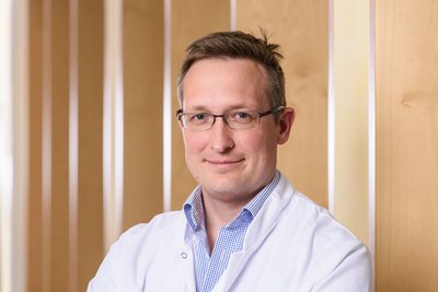 Dr. med. Rolf Fleischhauer-Johannssen Portrait von Herrn Dr. med. Rolf Fleischhauer-Johannssen, Geschäftsführender Oberarzt der Klinik für Wirbelsäulentherapie in den DR. ERLER KLINIKEN.