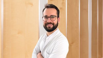 Joao Carlos de Azevedo Ribeiro Rua Almeida Portrait von Herrn Joao Carlos de Azevedo Ribeiro Rua Almeida, Assistenzarzt der Klinik für Orthopädie in den DR. ERLER KLINIKEN.