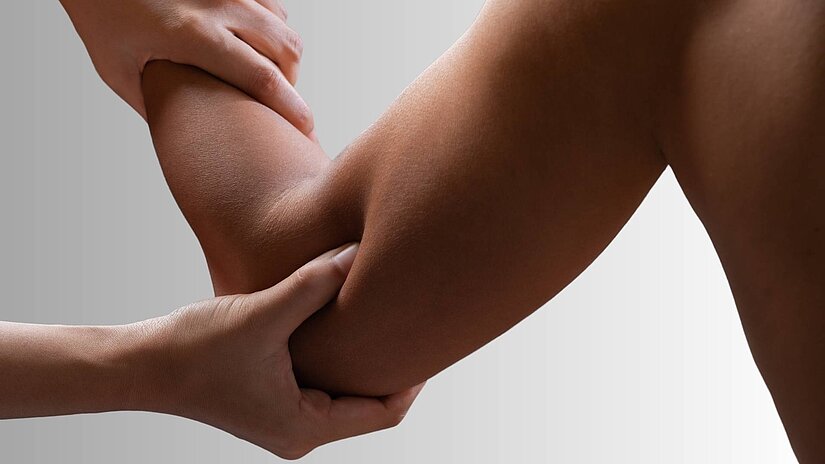 Ein Therapeut bei der Behandlung und Untersuchung eines Musikerarmes. 