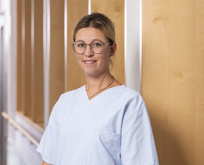 Dr. med. Eva Finzel Portrait von Frau Dr. med. Eva Finzel, Oberärztin der Anästhesie und Intensivmedizin in den DR. ERLER KLINIKEN.
