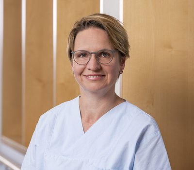 Christine Radsak Portrait von Frau Christine Radsak, Oberärztin der Anästhesie & Intensivmedizin in den DR. ERLER KLINIKEN.