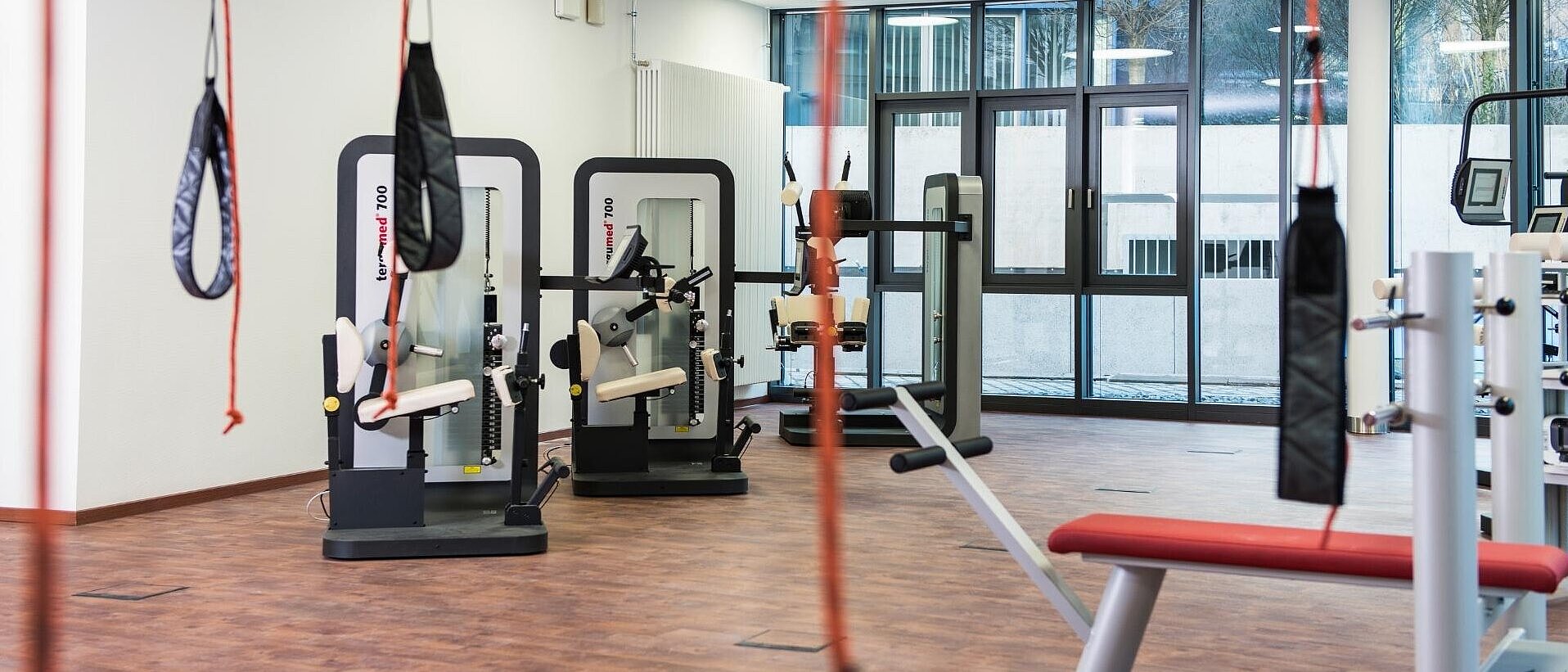 Ein Therapieraum mit Trainingsgeräten in der DR. ERLER REHA