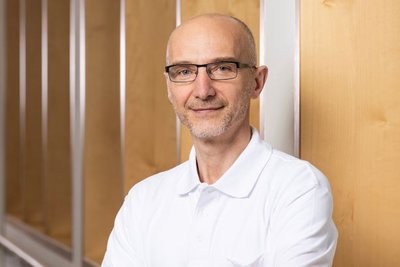 Dr. med. Paul Gaus Portrait von Herrn Dr. med. Paul Gaus, Ärztlicher Leiter des Schmerzzentrums in den DR. ERLER KLINIKEN.