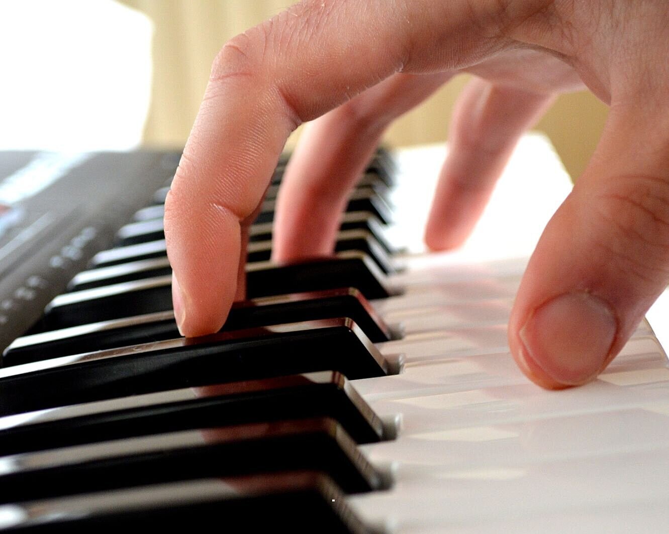 Eine Person beim Klavierspielen.